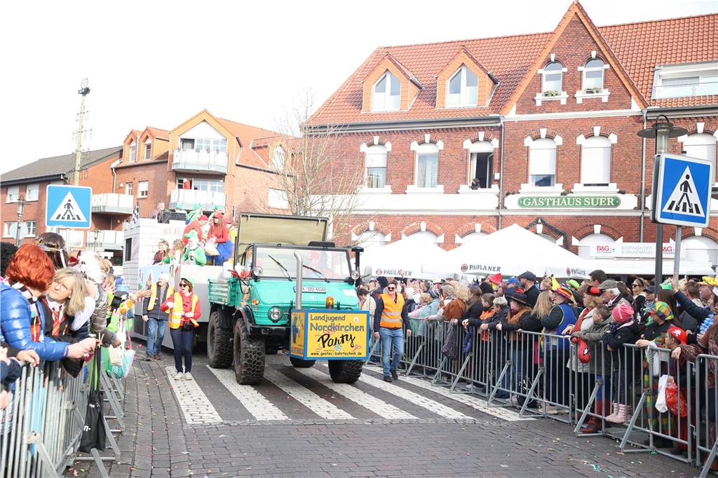 Karneval in Selm: Noch mehr Fotos vom großen Umzug durch Selm Eindrücke vom Karnevalsumzug in Selm 2024