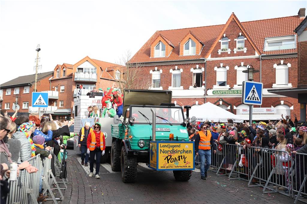 Karneval in Selm: Noch mehr Fotos vom großen Umzug durch Selm Eindrücke vom Karnevalsumzug in Selm 2024