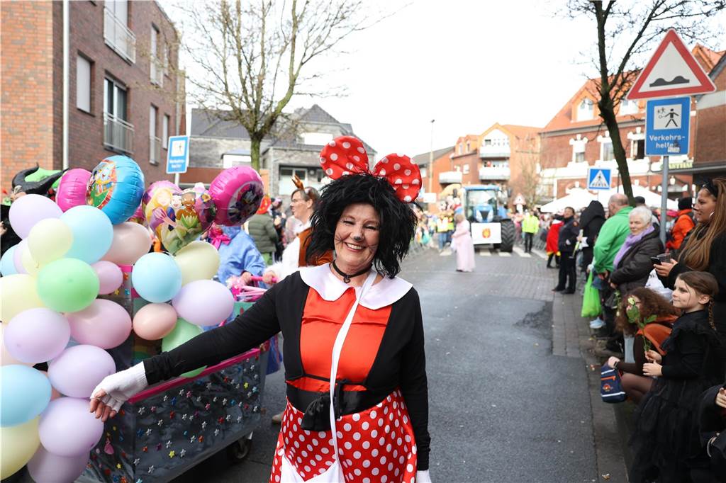 Karneval in Selm: Noch mehr Fotos vom großen Umzug durch Selm Eindrücke vom Karnevalsumzug in Selm 2024