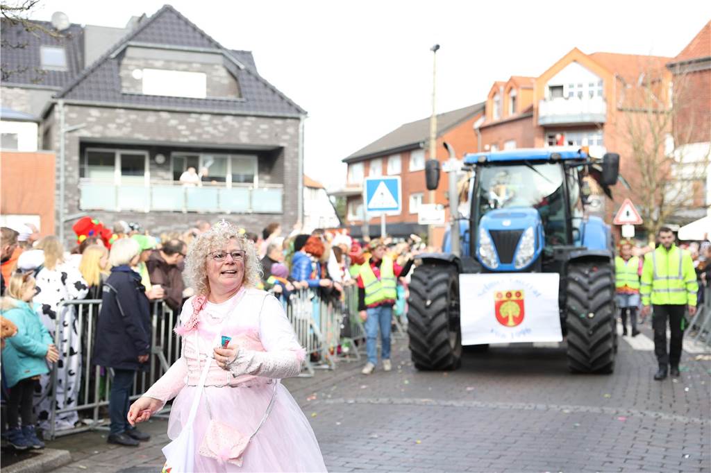 Karneval in Selm: Noch mehr Fotos vom großen Umzug durch Selm Eindrücke vom Karnevalsumzug in Selm 2024