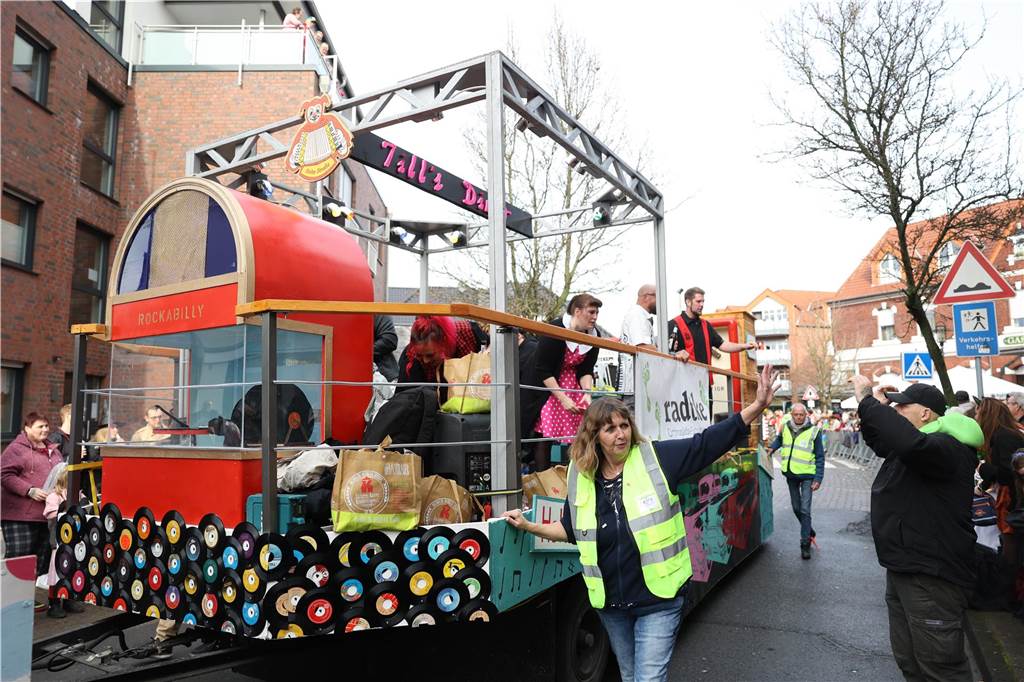 Karneval in Selm: Noch mehr Fotos vom großen Umzug durch Selm Eindrücke vom Karnevalsumzug in Selm 2024