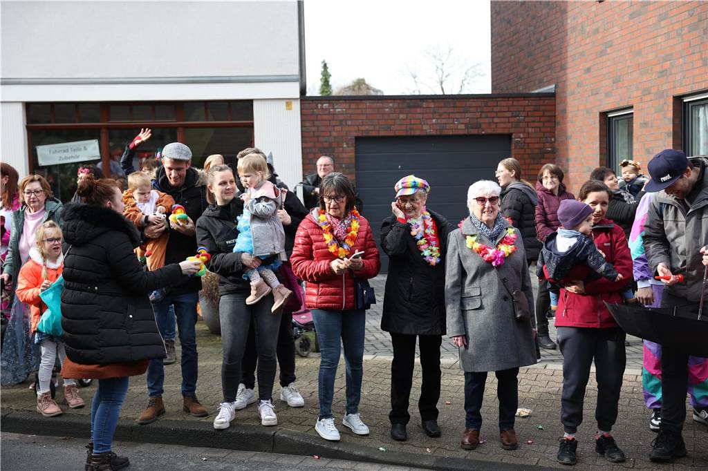 Karneval in Selm: Noch mehr Fotos vom großen Umzug durch Selm Eindrücke vom Karnevalsumzug in Selm 2024