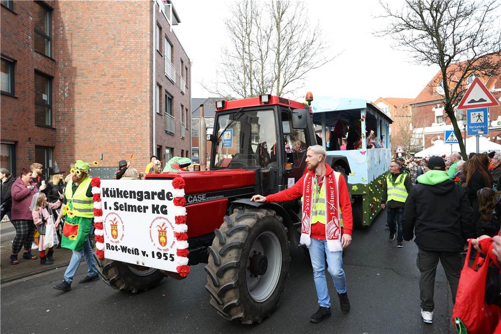 Karneval in Selm: Noch mehr Fotos vom großen Umzug durch Selm Eindrücke vom Karnevalsumzug in Selm 2024