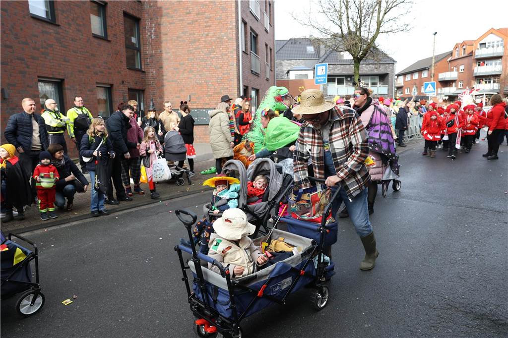 Karneval in Selm: Noch mehr Fotos vom großen Umzug durch Selm Eindrücke vom Karnevalsumzug in Selm 2024
