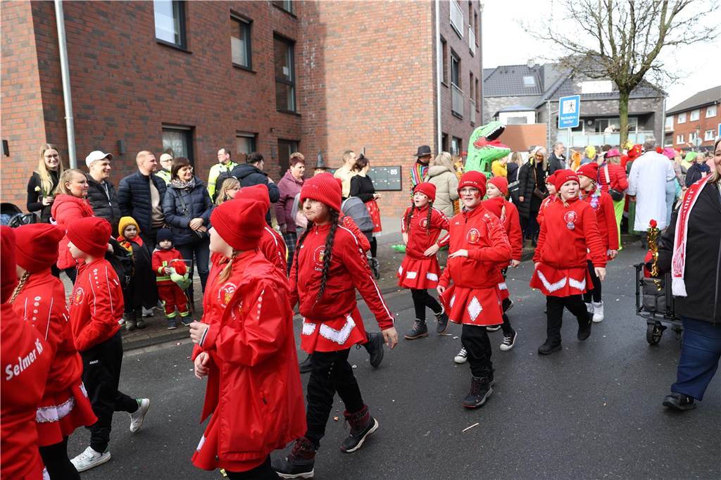 Karneval in Selm: Noch mehr Fotos vom großen Umzug durch Selm Eindrücke vom Karnevalsumzug in Selm 2024