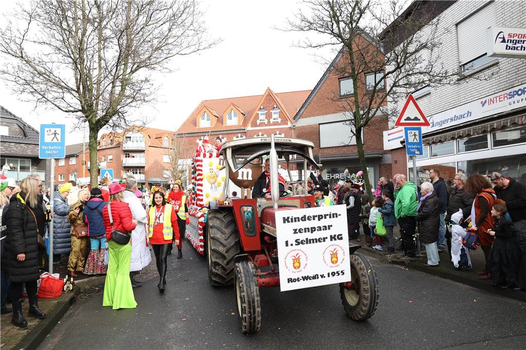 Karneval in Selm: Noch mehr Fotos vom großen Umzug durch Selm Eindrücke vom Karnevalsumzug in Selm 2024