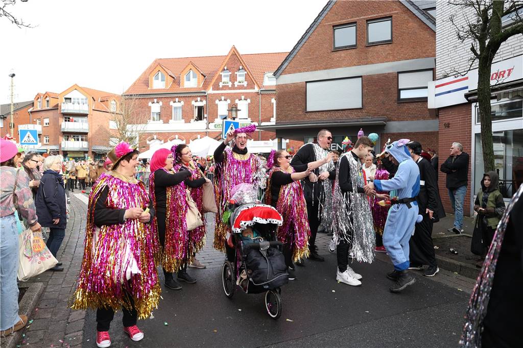 Karneval in Selm: Noch mehr Fotos vom großen Umzug durch Selm Eindrücke vom Karnevalsumzug in Selm 2024