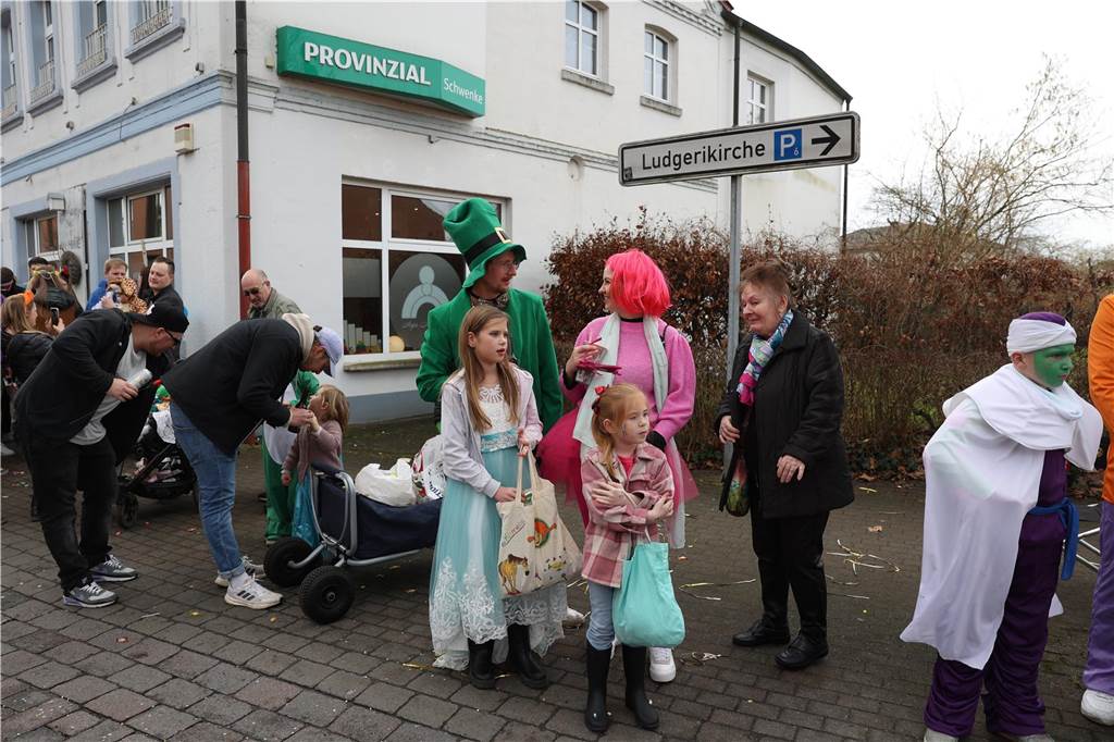 Karneval in Selm: Noch mehr Fotos vom großen Umzug durch Selm Eindrücke vom Karnevalsumzug in Selm 2024