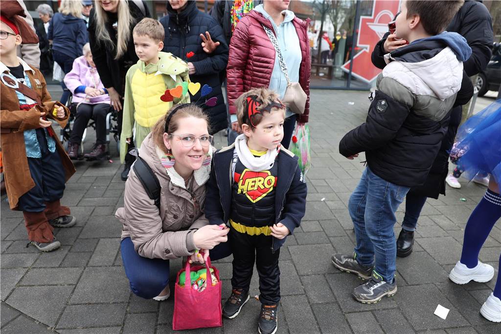 Karneval in Selm: Noch mehr Fotos vom großen Umzug durch Selm Eindrücke vom Karnevalsumzug in Selm 2024