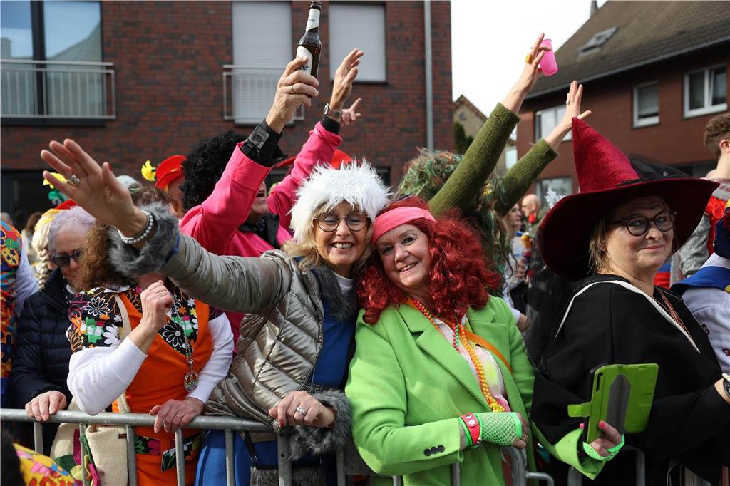 Karneval in Selm: Noch mehr Fotos vom großen Umzug durch Selm Eindrücke vom Karnevalsumzug in Selm 2024