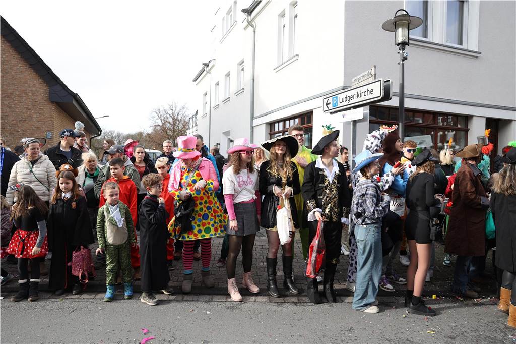 Karneval in Selm: Noch mehr Fotos vom großen Umzug durch Selm Eindrücke vom Karnevalsumzug in Selm 2024