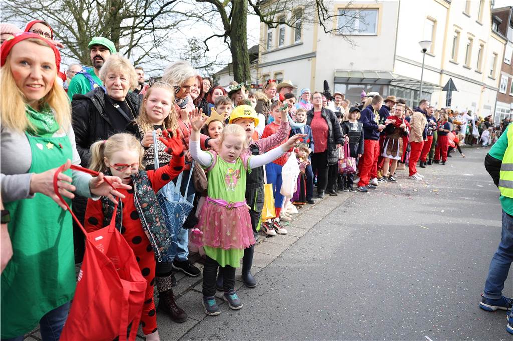 Karneval in Selm: Noch mehr Fotos vom großen Umzug durch Selm Eindrücke vom Karnevalsumzug in Selm 2024