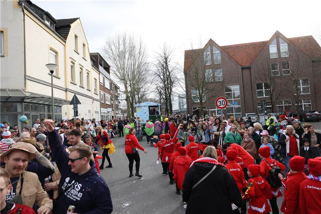 Karneval in Selm: Noch mehr Fotos vom großen Umzug durch Selm Eindrücke vom Karnevalsumzug in Selm 2024