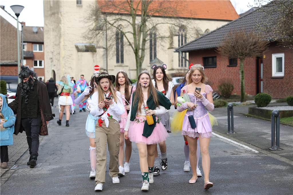 Karneval in Selm: Noch mehr Fotos vom großen Umzug durch Selm Eindrücke vom Karnevalsumzug in Selm 2024
