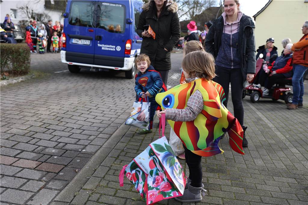 Karneval in Selm: Noch mehr Fotos vom großen Umzug durch Selm Eindrücke vom Karnevalsumzug in Selm 2024