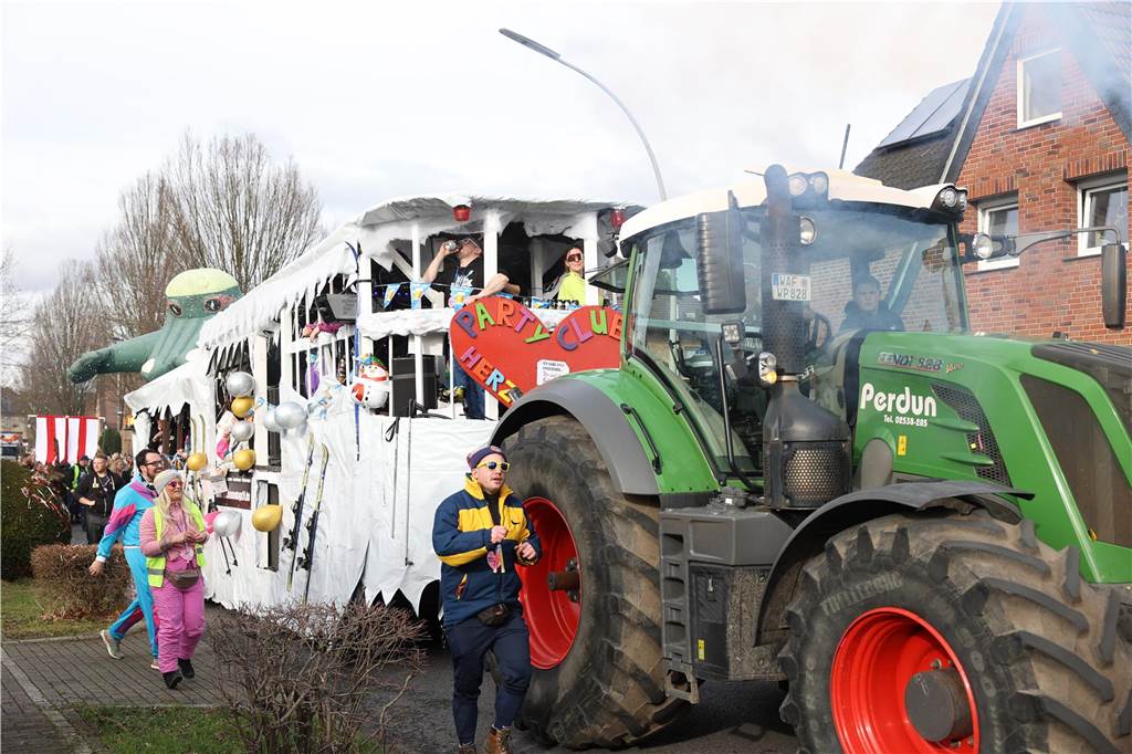 Karneval in Selm: Noch mehr Fotos vom großen Umzug durch Selm Eindrücke vom Karnevalsumzug in Selm 2024
