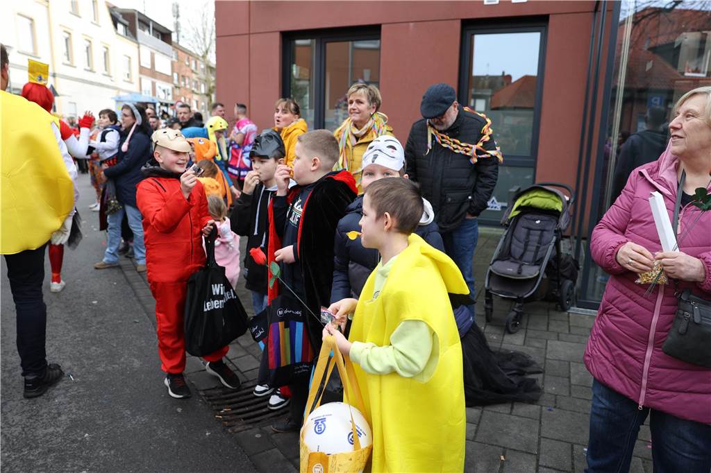 Karneval in Selm: Noch mehr Fotos vom großen Umzug durch Selm Eindrücke vom Karnevalsumzug in Selm 2024