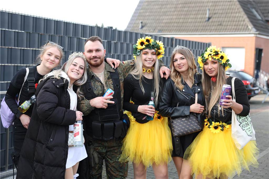 Karneval in Selm: Noch mehr Fotos vom großen Umzug durch Selm Eindrücke vom Karnevalsumzug in Selm 2024