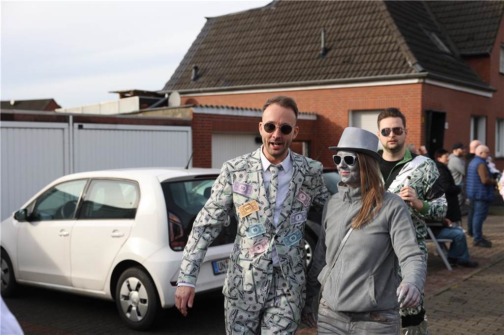 Karneval in Selm: Noch mehr Fotos vom großen Umzug durch Selm Eindrücke vom Karnevalsumzug in Selm 2024