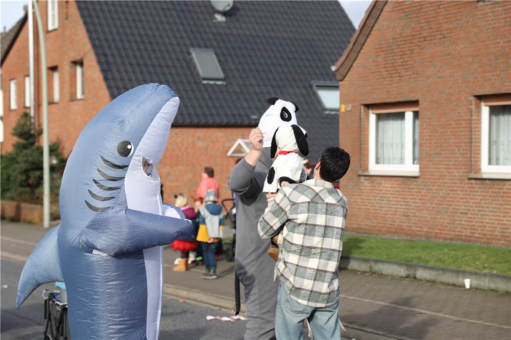 Karneval in Selm: Noch mehr Fotos vom großen Umzug durch Selm Eindrücke vom Karnevalsumzug in Selm 2024
