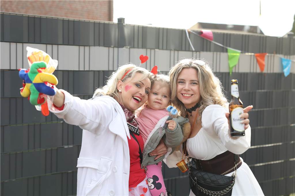 Karneval in Selm: Noch mehr Fotos vom großen Umzug durch Selm Eindrücke vom Karnevalsumzug in Selm 2024