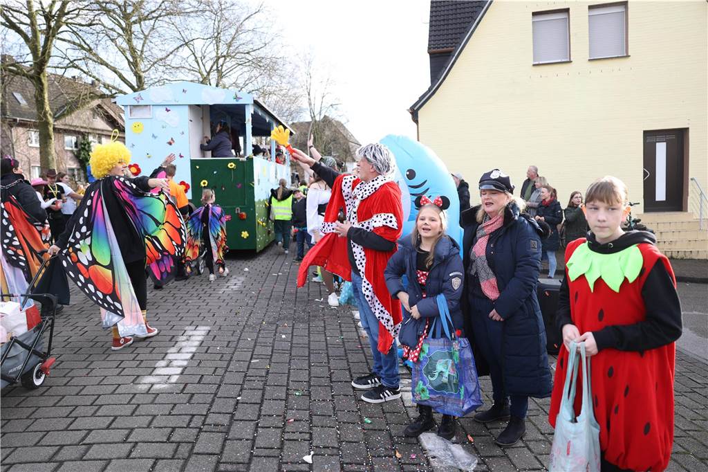 Karneval in Selm: Noch mehr Fotos vom großen Umzug durch Selm Eindrücke vom Karnevalsumzug in Selm 2024
