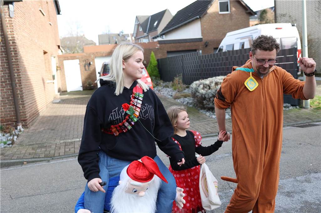Karneval in Selm: Noch mehr Fotos vom großen Umzug durch Selm Eindrücke vom Karnevalsumzug in Selm 2024