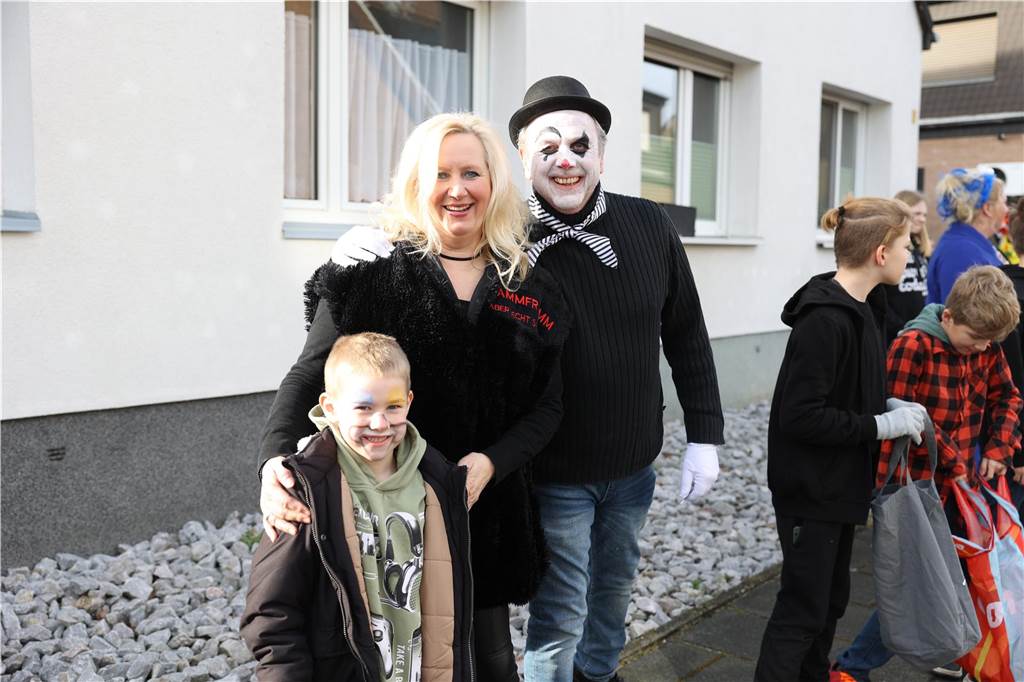 Karneval in Selm: Noch mehr Fotos vom großen Umzug durch Selm Eindrücke vom Karnevalsumzug in Selm 2024