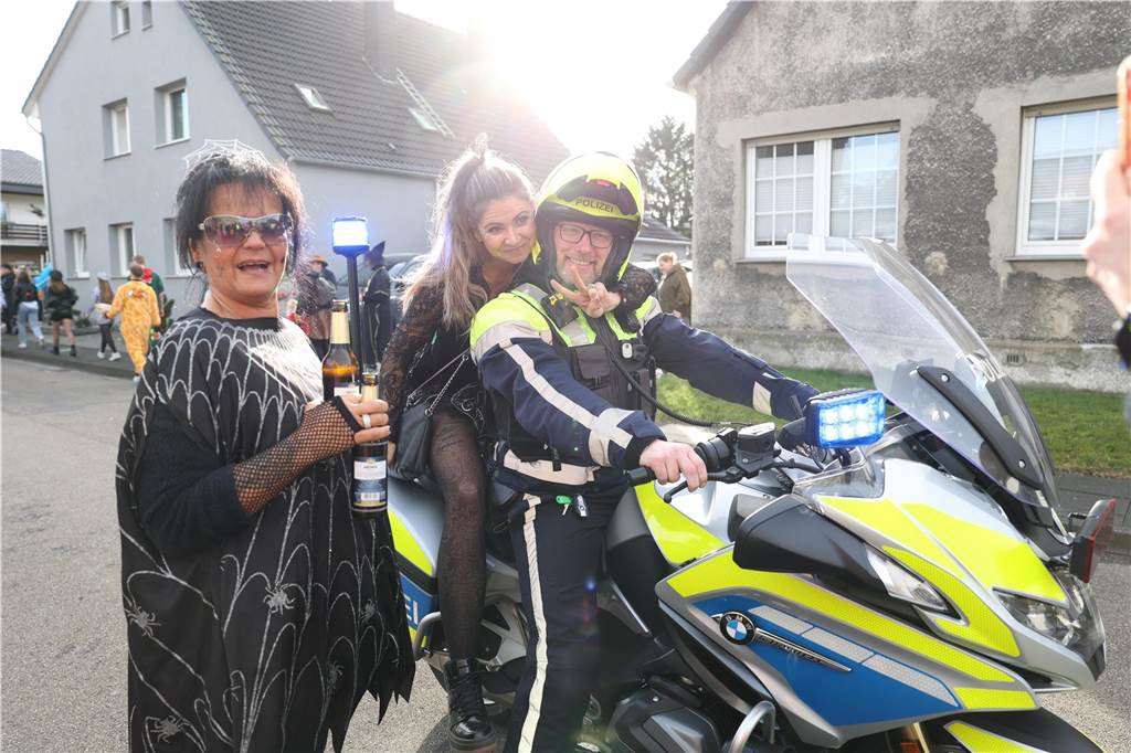 Karneval in Selm: Noch mehr Fotos vom großen Umzug durch Selm Eindrücke vom Karnevalsumzug in Selm 2024