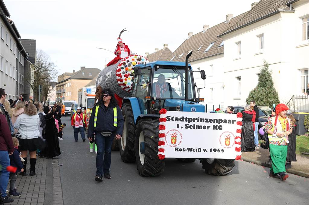 Karneval in Selm: Noch mehr Fotos vom großen Umzug durch Selm Eindrücke vom Karnevalsumzug in Selm 2024
