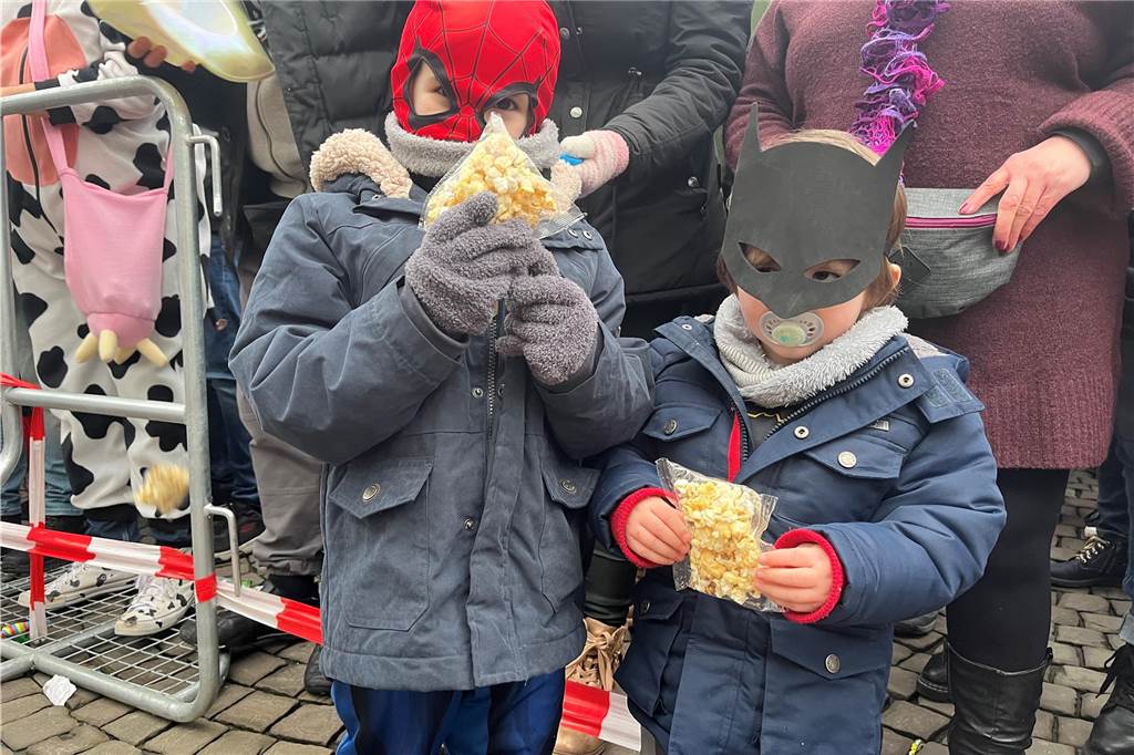 Viele Fotos vom Karnevalsumzug in Werne 2023: Tausende Besucher in der Innenstadt Eindrücke vom Karnevalsumzug in Werne 2023