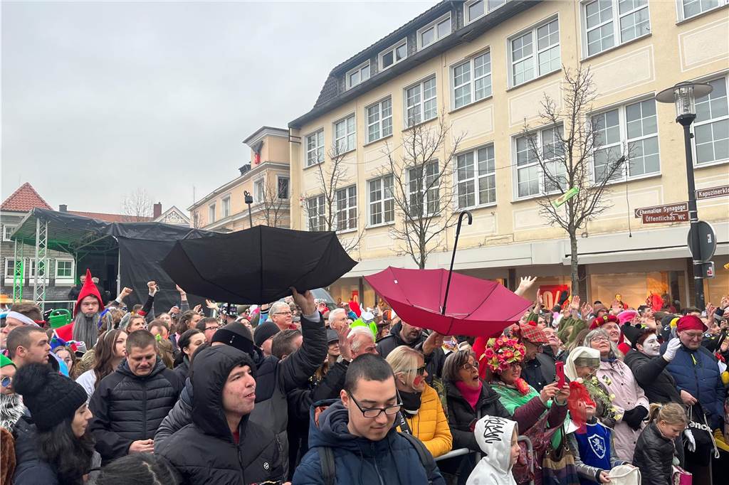 Viele Fotos vom Karnevalsumzug in Werne 2023: Tausende Besucher in der Innenstadt Eindrücke vom Karnevalsumzug in Werne 2023