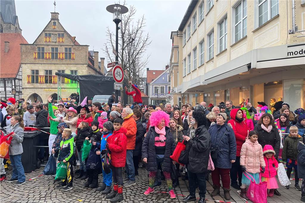 Viele Fotos vom Karnevalsumzug in Werne 2023: Tausende Besucher in der Innenstadt Eindrücke vom Karnevalsumzug in Werne 2023