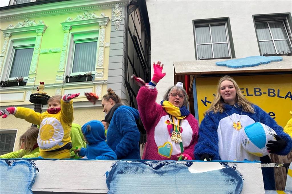 Viele Fotos vom Karnevalsumzug in Werne 2023: Tausende Besucher in der Innenstadt Eindrücke vom Karnevalsumzug in Werne 2023