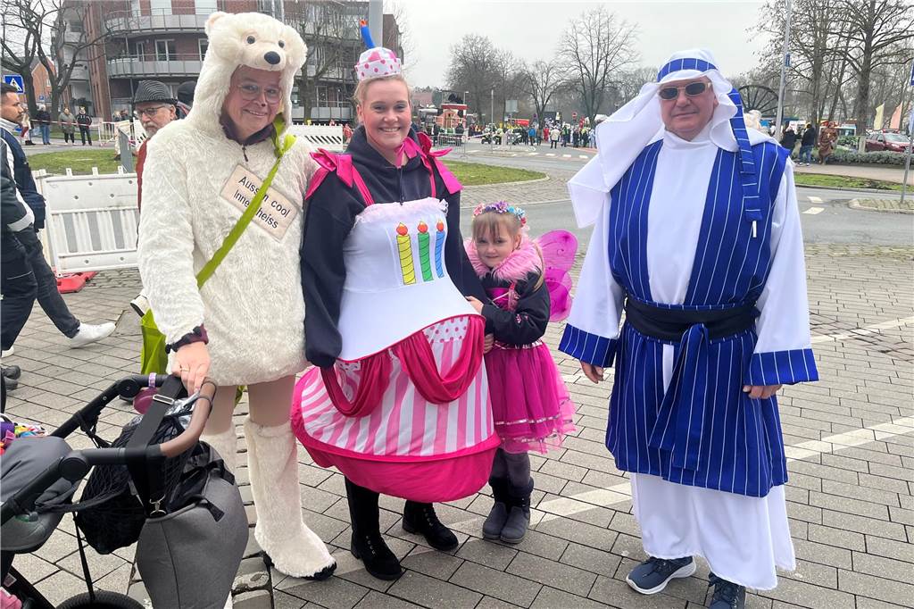 Viele Fotos vom Karnevalsumzug in Werne 2023: Tausende Besucher in der Innenstadt Eindrücke vom Karnevalsumzug in Werne 2023
