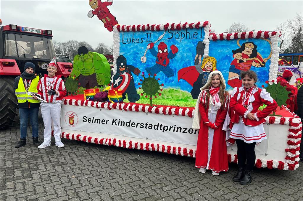 Viele Fotos vom Karnevalsumzug in Werne 2023: Tausende Besucher in der Innenstadt Eindrücke vom Karnevalsumzug in Werne 2023