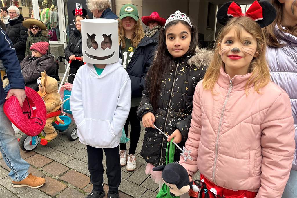 Viele Fotos vom Karnevalsumzug in Werne 2023: Tausende Besucher in der Innenstadt Eindrücke vom Karnevalsumzug in Werne 2023