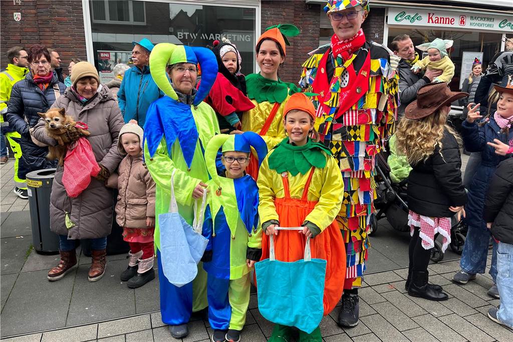 Viele Fotos vom Karnevalsumzug in Werne 2023: Tausende Besucher in der Innenstadt Eindrücke vom Karnevalsumzug in Werne 2023