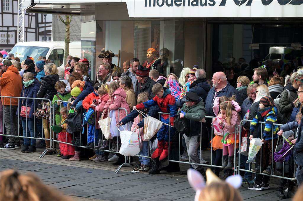 Über 100 Fotos vom Karnevalsumzug: So war Rosenmontag in Werne Eindrücke vom Karnevalsumzug in Werne 2024