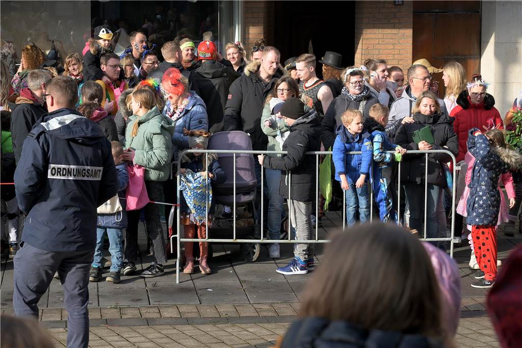 Über 100 Fotos vom Karnevalsumzug: So war Rosenmontag in Werne Eindrücke vom Karnevalsumzug in Werne 2024