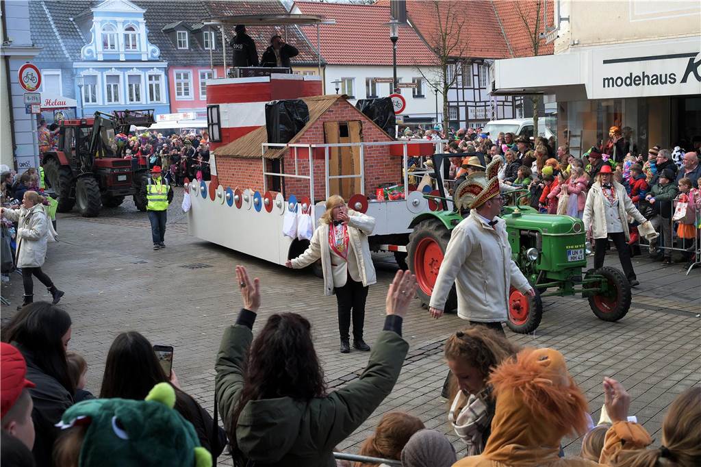 Über 100 Fotos vom Karnevalsumzug: So war Rosenmontag in Werne Eindrücke vom Karnevalsumzug in Werne 2024