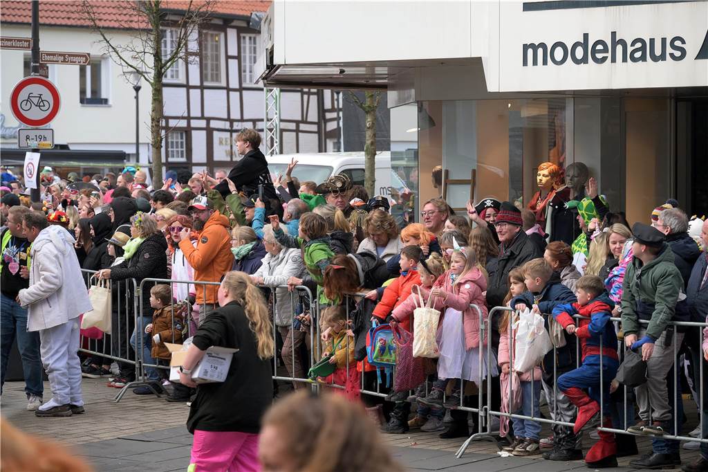 Über 100 Fotos vom Karnevalsumzug: So war Rosenmontag in Werne Eindrücke vom Karnevalsumzug in Werne 2024