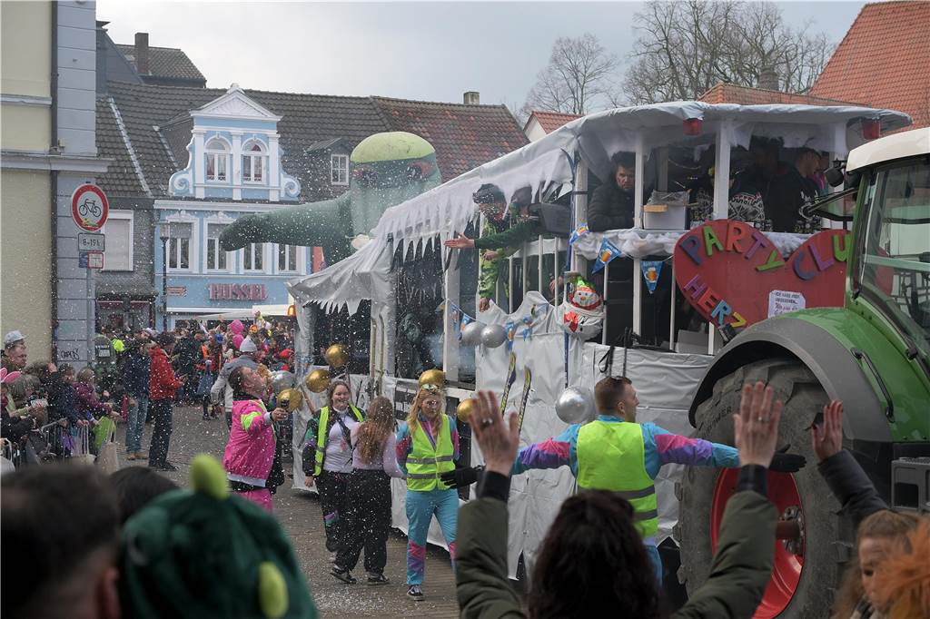 Über 100 Fotos vom Karnevalsumzug: So war Rosenmontag in Werne Eindrücke vom Karnevalsumzug in Werne 2024