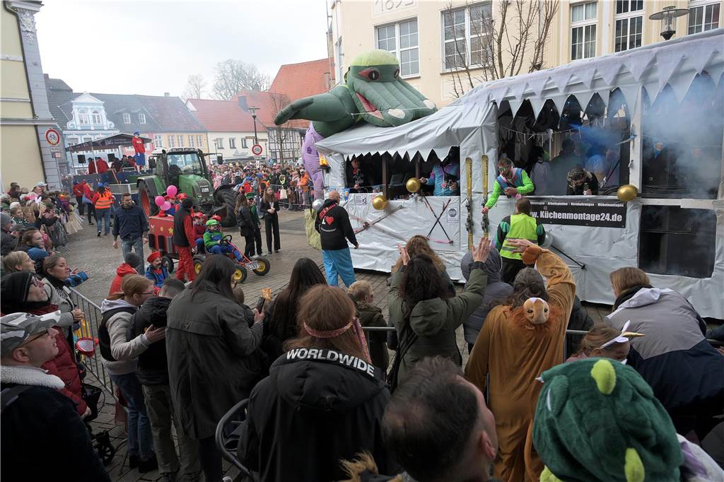 Über 100 Fotos vom Karnevalsumzug: So war Rosenmontag in Werne Eindrücke vom Karnevalsumzug in Werne 2024