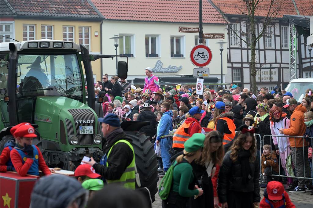 Über 100 Fotos vom Karnevalsumzug: So war Rosenmontag in Werne Eindrücke vom Karnevalsumzug in Werne 2024