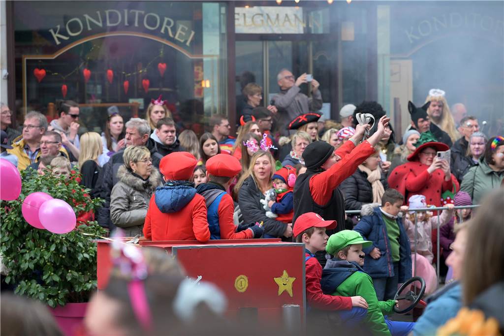 Über 100 Fotos vom Karnevalsumzug: So war Rosenmontag in Werne Eindrücke vom Karnevalsumzug in Werne 2024