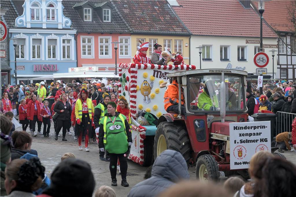 Über 100 Fotos vom Karnevalsumzug: So war Rosenmontag in Werne Eindrücke vom Karnevalsumzug in Werne 2024