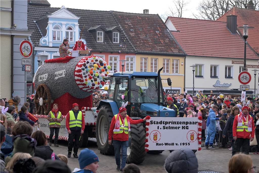 Über 100 Fotos vom Karnevalsumzug: So war Rosenmontag in Werne Eindrücke vom Karnevalsumzug in Werne 2024