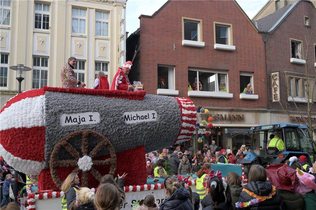 Über 100 Fotos vom Karnevalsumzug: So war Rosenmontag in Werne Eindrücke vom Karnevalsumzug in Werne 2024