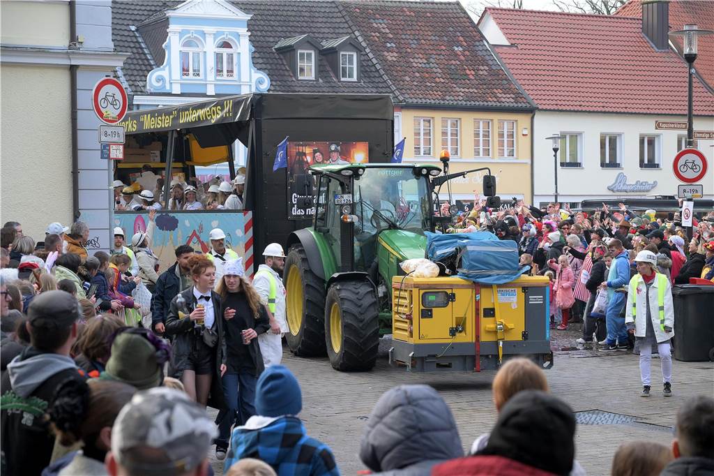 Über 100 Fotos vom Karnevalsumzug: So war Rosenmontag in Werne Eindrücke vom Karnevalsumzug in Werne 2024